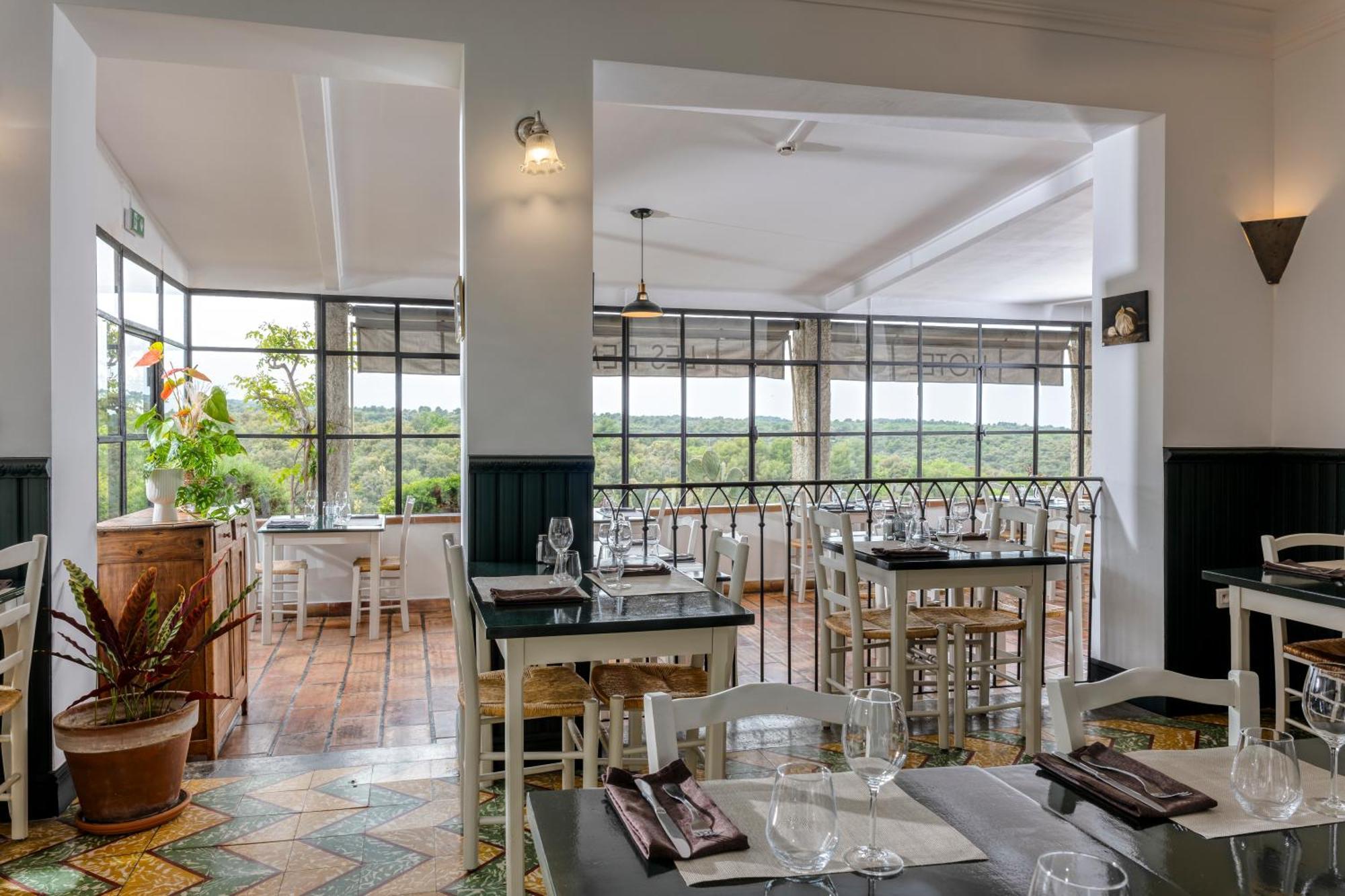 Hotel Restaurant Les Remparts Venasque Dış mekan fotoğraf