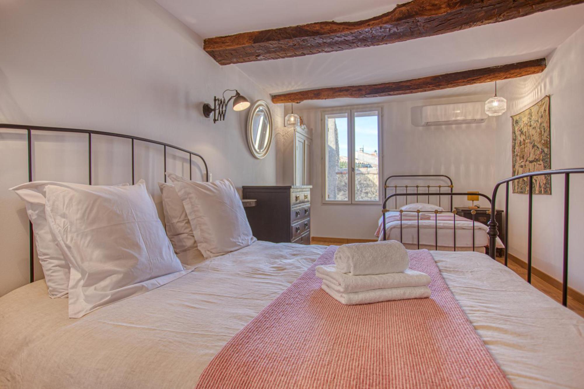Hotel Restaurant Les Remparts Venasque Dış mekan fotoğraf
