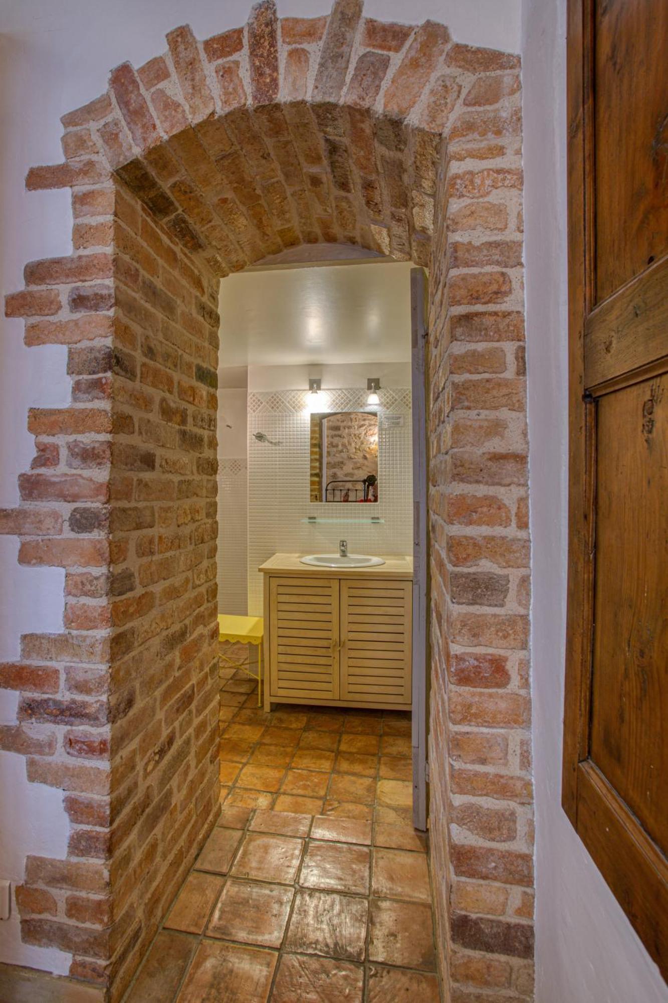 Hotel Restaurant Les Remparts Venasque Dış mekan fotoğraf
